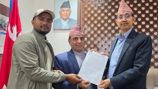 सरकार र मिटरब्याज पीडितबीच भएको सहमतिपछि खिचिएको तस्बिर