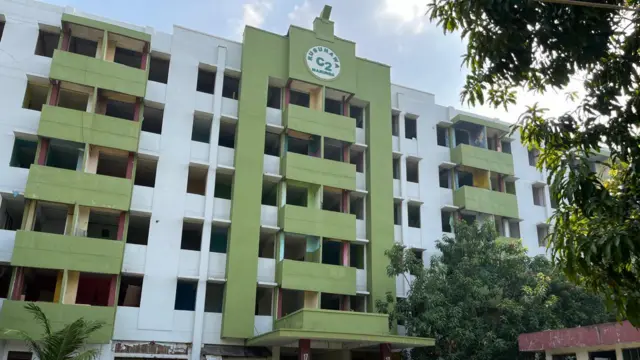 Gedung Rusunawa Marunda Klaster C Blok C2 dari depan. Kini sudah dikosongkan.