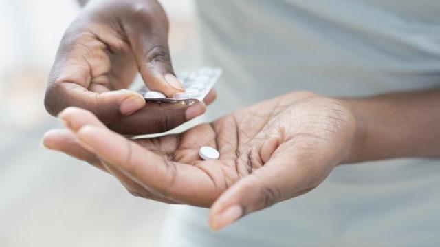 Mãoaplicativo da caixa para jogos da loteriamulher pegando um comprimidoaplicativo da caixa para jogos da loteriacartela