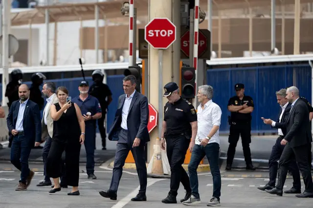 El presidente del Gobierno español, Pedro Sánchez, y el ministro del Interior, Fernando Grande Marlaska, caminan cerca de la valla fronteriza de Tarajal, que separa el enclave español de Ceuta, en el norte de África. 