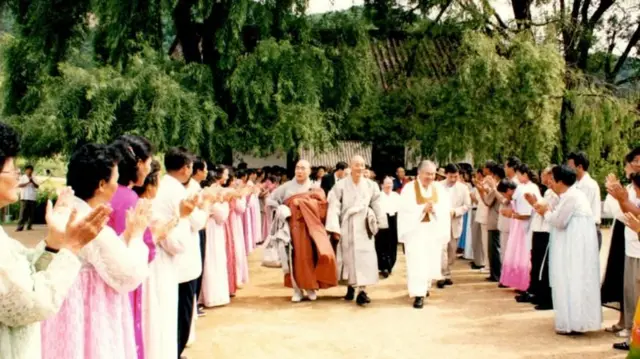 راهبان کره شمالی در معبد کوانگ‌بوبسا در دای‌سونگ پیونگ‌ یانگ، از راهبان جوگی کره جنوبی استقبال می‌کنند