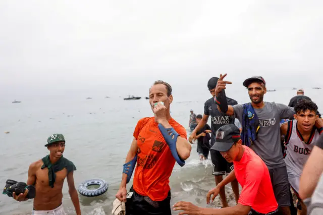 مهاجرون يدخلون إسبانيا بحراً، وسط عمليات عبور جماعية للمهاجرين من المغرب إلى الأراضي الإسبانية، في سبتة، إسبانيا، 31 يوليو/تموز 2026.