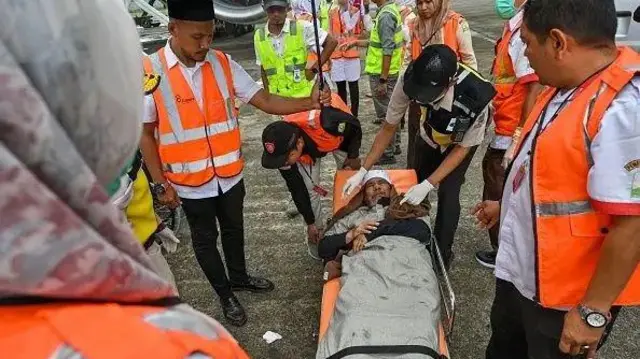 Um homem sendo colocadodicas apostas esportivas hojeuma maca enquanto a equipe médica observa