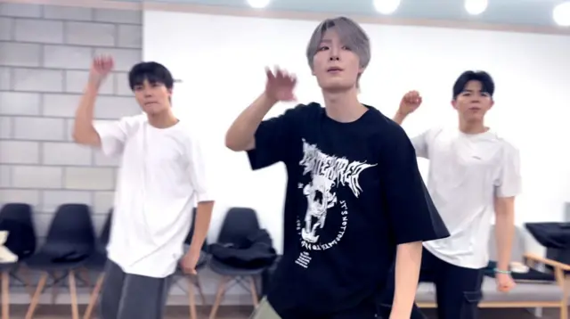 빅오션은 노래에 한국 수어, 미국 수어, 국제 수화 등을 계속 섞는 안무를 선보이고 있다 