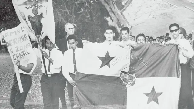 Manifestación que reclamaba la presencia de la bandera panameña en el Canal en 1964.