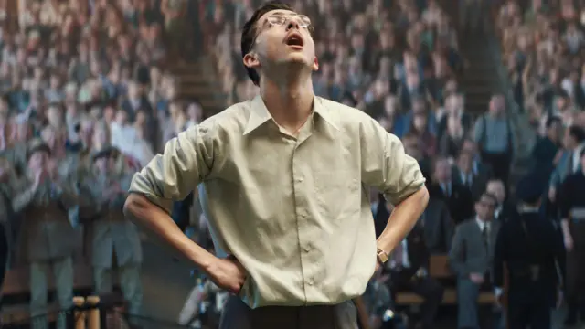 Timothée Chalamet w filmie Wielki Marty