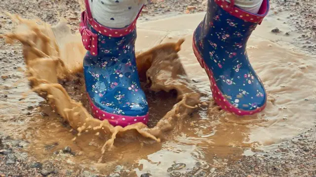 Daa'ima bishaan keessa burraaqxu