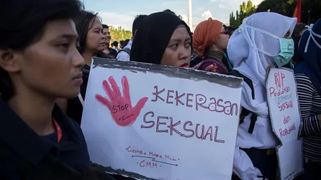 Sejumlah aktivis perempuan mengutuk tindakan pelecehan dan kekerasan seksual terhadap perempuan dan meminta negara melindungi perempuan dari kekerasan.