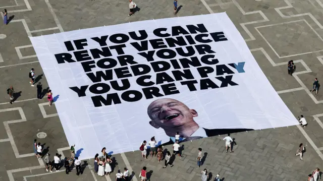 የማኅበራዊ አንቂዎች በቬኒስ የተለያዩ አካባቢዎች ፀረ ቤዞስ መፈክርን የያዙ ባነሮችን ሰቅለዋል