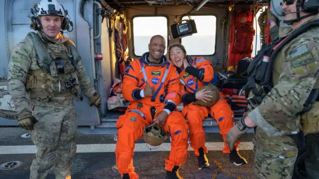 Foto Victor Glover na Christina Koch na-achị ọchị dịka ha nọ n'ụgbọelu halikọpta butere ha oge ha laghachitere