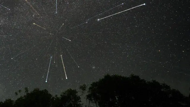 imagem de céu estrelado e com asteroides