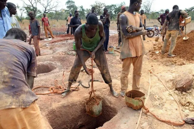 Muitos cidadãos do Mali ganham a vida extraindo ouro (AFP)