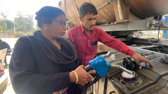ਪੈਟਰੋਲ ਪੰਪ 'ਤੇ ਕੰਮ ਕਰਦੇ ਅਨੀਤਾ
