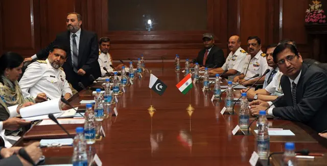 স্যার ক্রিক নিয় বিবাদ মেটাতে ২০১২ সালে ভারত-পাকিস্তান বৈঠকে টেবিলের দুই পাশে দুই দেশের কর্মকর্তারা 