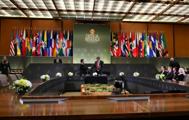 Баъзи экспертлар Ўзбекистон бу жараёнда Хитой билан ҳамкорликни кўзда тутиб, стратегик сиёсий мувозанатни сақлаш ҳам муҳим эканини таъкидлашади.