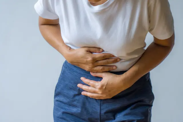 Fotoafun roletamulher com as mãos ao redor da barriga