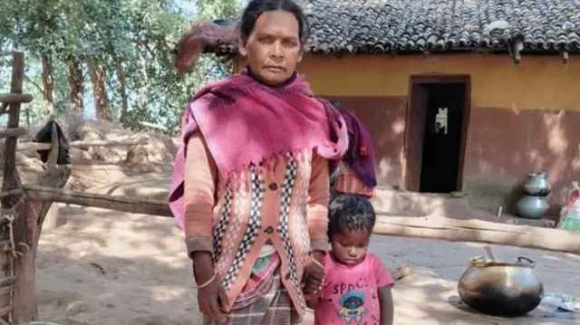 குருச்சரனின் தாய் ஜேமா குய் மற்றும் மகன் மோரன் சிங்.