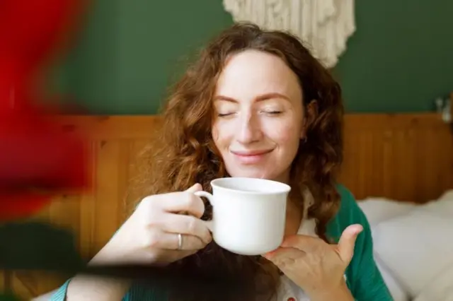 Une femme avec un verre de thé