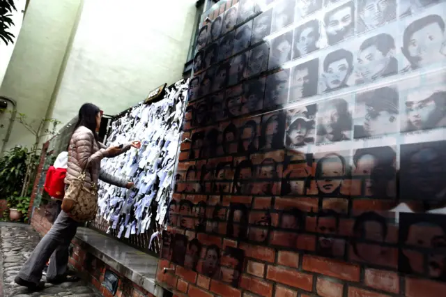 在台北二二八和平纪念公园,墙上纪念事件中的死难者。