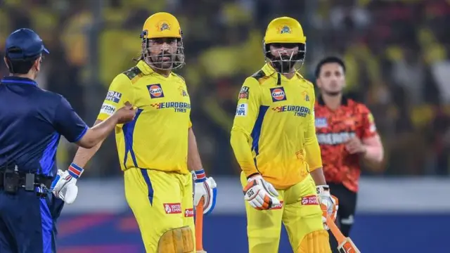 बैटिंग के लिए जाते हुए महेंद्र सिंह धोनी