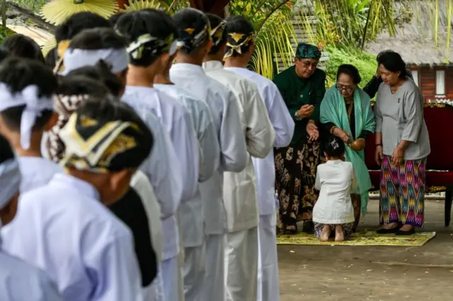 Para tetua adat Sunda Wiwitan melakukan ritual siraman kepada para remaja di Desa Cigugur, Kuningan, Jawa Barat, saat upacara Seren Taun.