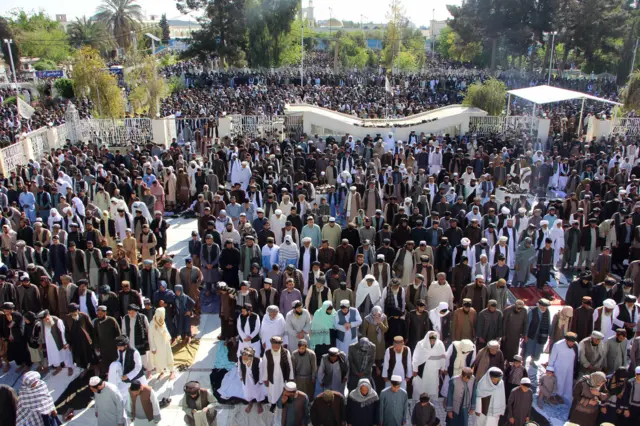 نمازگزاران در ولایت قندهار در جنوب افغانستان 