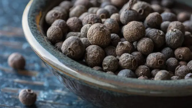 Ямайский перец крупным планом в керамической миске