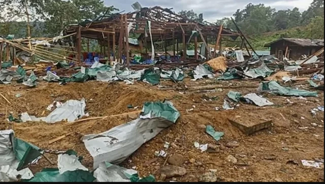 အောက်တိုဘာလ ၂၄ ရက်က ဖားကန့်မြို့နယ် အန့န်ပါကျေးရွာအနီး ကချင်လွတ်မြောက်ရေးအဖွဲ့ (KIO/KIA) အထိမ်းအမှတ်အကြိုပွဲကျင်းပချိန် လေကြောင်းကဗုံးကြဲတိုက်ခိုက်ခံရမှုမြင်ကွင်း