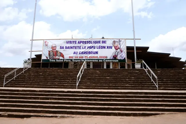 Large banner dey hang on one buidling