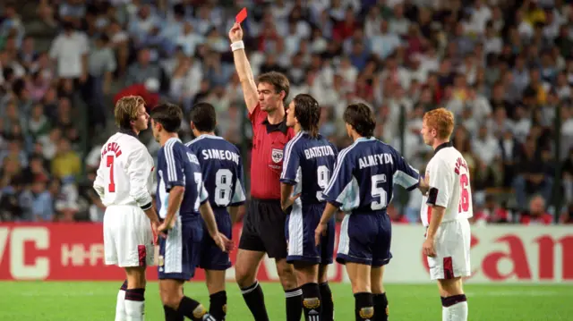Sudija pokazuje Dejvidu Bekamu crveni karton na meču sa Argentinom 1998.