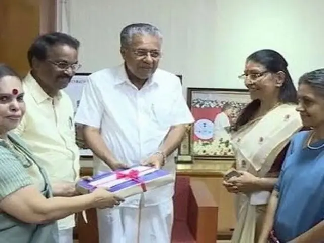 কেরালার মুখ্যমন্ত্রী পিনারায় বিজয়নের সঙ্গে কমিটির সদস্যরা। 