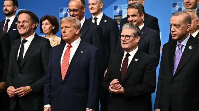 NATO Genel Sekreteri Mark Rutte, ABD Başkanı Donald Trump, Başbakan Sir Keir Starmer ve Türkiye Cumhurbaşkanı Recep Tayyip Erdoğan, Hollanda'nın Lahey kentinde düzenlenen NATO Zirvesi'nde NATO ülke liderleriyle aile fotoğrafı çektirmek için poz veriyor. Fotoğraf tarihi: Çarşamba 25 Haziran 2025.