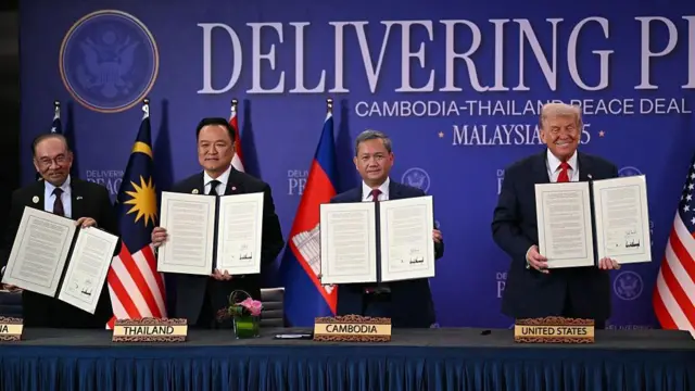 (Dari kiri ke kanan) Perdana Menteri Malaysia, Anwar Ibrahim; PM Thailand, Anutin Charnvirakul; PM Kamboja, Hun Manet; dan Presiden AS, Donald Trump, menandatangani kesepakatan di Kuala Lumpur, Minggu (26/10).