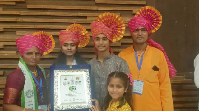 कैलास नागरे कुटुंबियांसोबत 