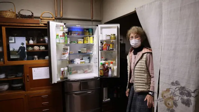 Hiroko Sasaki frente a un refrigerador abierto