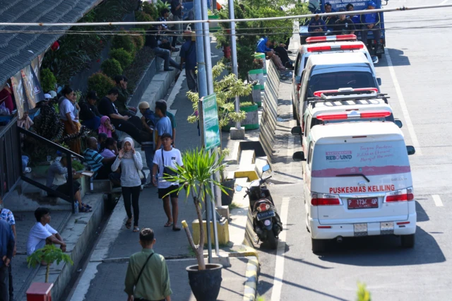 Sejumlah mobil ambulan disiagakan di posko Informasi Gabungan pencarian korban kapal KMP Tanu Pratama Jaya.
