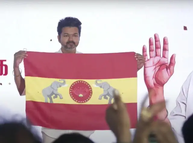 தமிழக வெற்றிக் கழகத்தின் கொடியை அறிமுகம் செய்தார் நடிகர் விஜய்