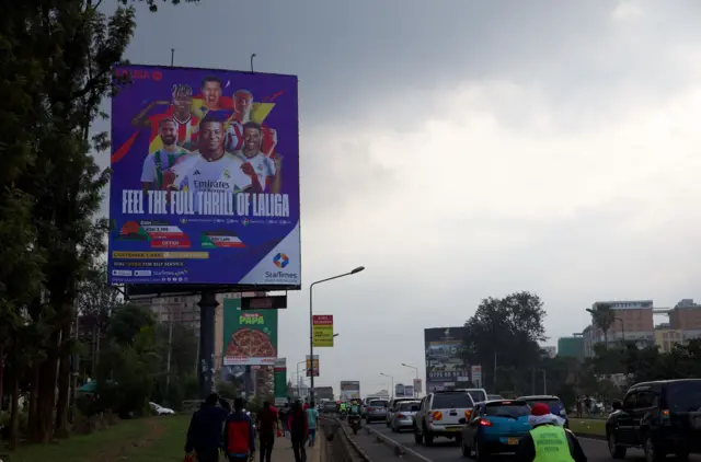 Um outdoor publicitário do StarTimes em uma rodovia em Nairóbi 