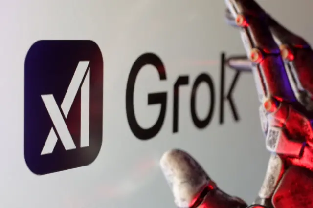 grok logosuna dokunan bir robotik el
