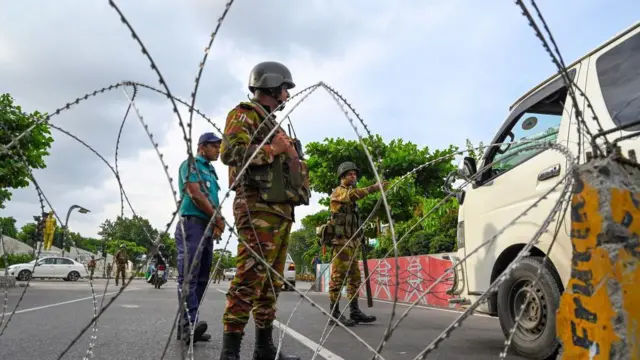 பற்றி எரியும் வங்கதேசம் - போராட்டத்தின் தீவிரத்தை உணர்த்தும் புகைப்பட தொகுப்பு