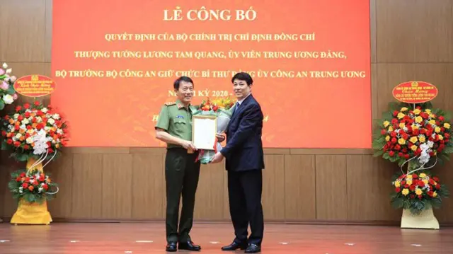 Der Ständige Ausschuss des Sekretariats Luong Cuong überreichte Minister Luong Tam Quang den Beschluss des Politbüros zur Ernennung des Sekretärs des Zentralkomitees der Partei für öffentliche Sicherheit für die Amtszeit 2020–2025.