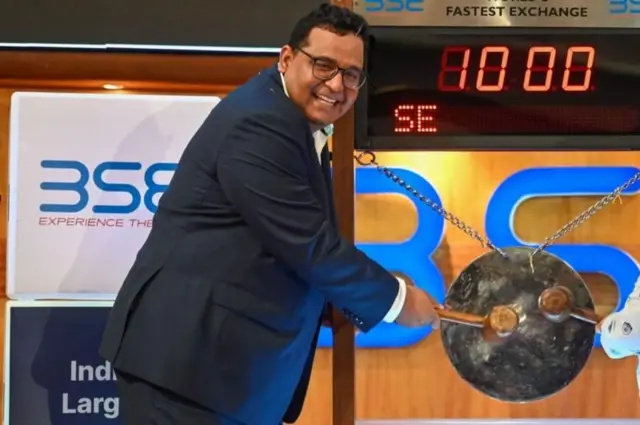बीएसईमध्ये कंपनीचे संस्थापक विजय शेखर शर्मा 