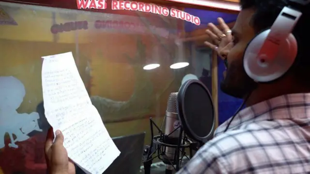 Chaaturveedii istuudiyootti sirbaa osoo jiruu