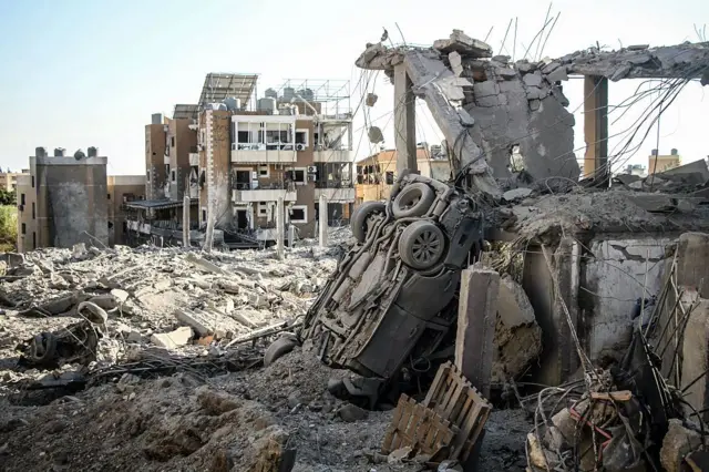 Sebuah foto memperlihatkan dampak serangan udara Israel di wilayah Burj al-Chamali, tidak jauh dari kota Tyre di wilayah selatan, 2 Juni 2026.
