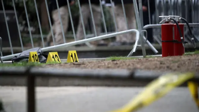 कोर्ट के बाहर की तस्वीर 