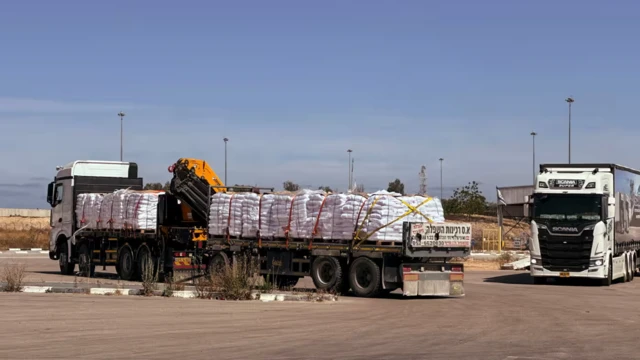 شاحنة محملة بالمساعدات الغذائية