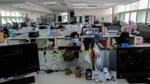 Seorang pegawai negeri sipil di Bogor, Jawa Barat, bekerja sambil mengenakan masker saat pandemi Covid-19.