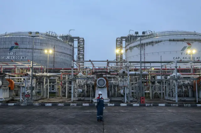 Pekerja mengawasi kegiatan operasional di area Build of Gas Recovery di Terminal LPG Tanjung Sekong, Kota Cilegon, Banten, Selasa (10/2/2026).