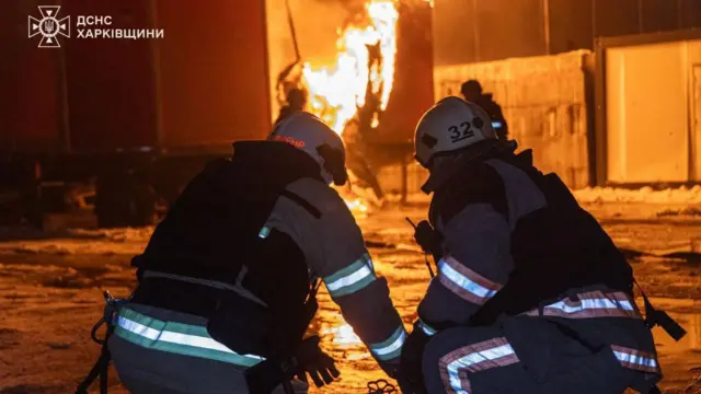Російські війська вдарили по терміналу «Нової пошти» в Харківській області. На Фото - наслідки. Рятувальники працюють