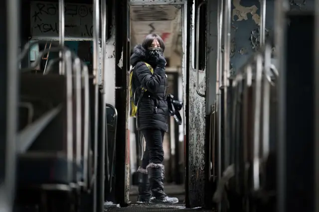 Ikumi Nakamura explora el interior de un tren abandonado.